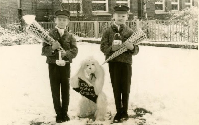 Der erste Schultag der Kinder in Deutschland durch charmante und klassische Fotos