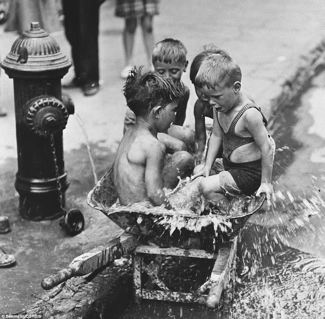 Die Dinge, die wir früher oft gemacht haben Lebhafte Bilder von Kindern beim Spielen, die wir heute verloren haben