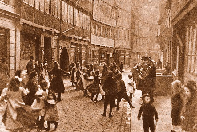 Die Straßen von Hamburg im Jahr 1910 durch großartige Schwarz-Weiß-Fotos