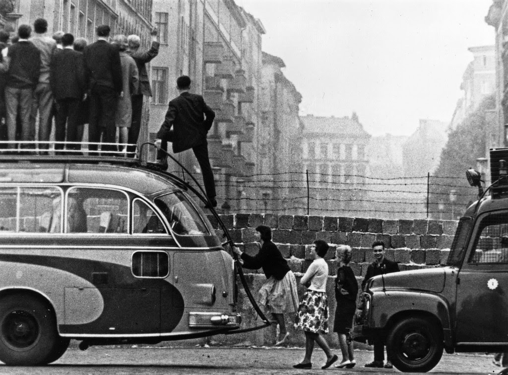 Erstaunliche Schwarz-Weiß-Fotos vom Bau der Berliner Mauer im Jahr 1961