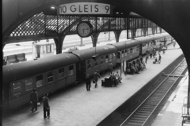 Im Frankfurter Hauptbahnhof der 1950er Jahre anhand erstaunlicher Schwarzweißfotos