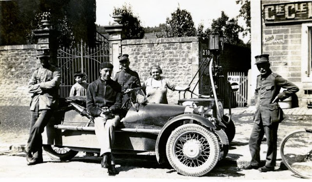 Tankstellen durch die Jahrzehnte - Zeitlose Impressionen von Vintage-Fotos aus den 1920er bis 1960er Jahren